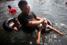 A father washes his son’s hair to complete the Padusan ritual. JP/Boy T. Harjanto