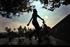  The silhouette of a boy is seen as he watches his friends swimming. JP/Boy T. Harjanto