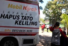 Mobility: The tattoo removal service is mobile and goes from one neighborhood to another. JP/Maksum Nur Fauzan