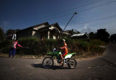 It’s a normal day in Balerante village, although residents have to wear masks outdoors. JP/Boy T. Harjanto