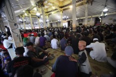 Pilgrims listen to Islamic teachings while waiting for the breaking of the fast. JP/Boy T. Harjanto