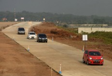 Temporary highway: Cars drive on the
Pandaan-Malang functional highway, which is open to traffi c eight days before and after Idul Fitri from 7 a.m. to 5 p.m. despite being under construction. JP/Aman Rochman