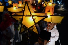 Children at Al Makmur Mosque in Kebonarum, Klaten, Central Java celebrate Idul Fitri eve with a lantern parade while chanting praises to God on June 14, 2018. JP/Magnus Hendratmo