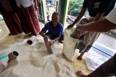 Residents in Tanjungsari, Windusari district in Magelang regency, Central Java, distribute alms on June 13, 2018, two days before Idul Fitri. Residents distribute alms several days before Idul Fitri to help recipients celebrate the holidays. JP/Aditya Sagita