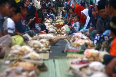 Gathering: Villagers from Mlambong village in Boyolali, Central Java, get together and to enjoy a feast during the Lebaran Sapi celebration. JP/Maksum Nur Fauzan
