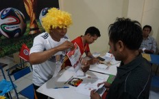 A voter casts his ballot at a World Cup-themed polling station in Nayo subdistrict, Kadipiro district, Surakarta, Central Java in the gubernatorial election on Wednesday, June 27, 2018. JP/Ganug Nugroho Adi