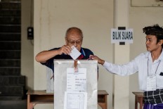 A senior citizen casts his vote in the Bali gubernatorial election in East Denpasar on Wednesday, June 27, 2018. . JP/Anggara Mahendra