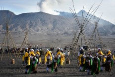 Joy and happiness: Dancers perform the Kidung Tengger dance near Mount Bromo in Probolinggo, East Java, as part of the Yadnya Kasada ritual. JP/ Aman Rochman
