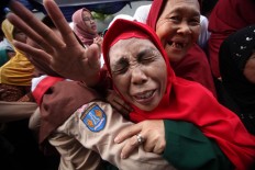  A woman is pushed around when lining up to shake hands with the sultan. JP/Boy T. Harjanto