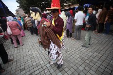 An artist wears a unique outfit to attend the governor and deputy governor’s open house. JP/Boy T. Harjanto