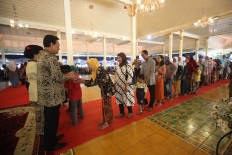 Sultan Hamengku Buwono X shakes hands with an elderly woman. JP/Boy T. Harjanto