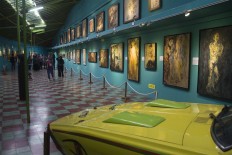 Students observe Affandi’s masterpieces in his museum. JP/Tarko Sudiarno