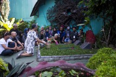Students pay tribute to legendary artist Affandi at his grave. JP/Tarko Sudiarno