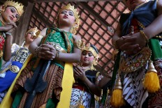  Children pray before performing. JP/Maksum Nur Fauzan