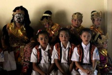 Some children wait for their turn to perform. JP/Maksum Nur Fauzan
