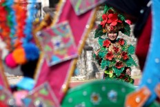 Flower lady: A participant from Salatiga, Central Java, is dressed in a costume covered in flowers. JP/ Maksum Nur Fauzan