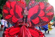Lady in red: A participant from Semarang, Central Java, joins in the parade. JP/ Maksum Nur Fauzan