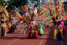 Simply wonderful: The carnival's participants charm tourists with their colorful costumes during the parade. JP/ Maksum Nur Fauzan