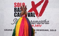 Song to remember: Clad in a vibrant costume, singer Trie Utami entertains the Carnival's audience with her hit songs. JP/ Maksum Nur Fauzan