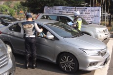 On alert: An officer of the Jakarta Transportation Agency speaks to a driver in Tomang, West Jakarta, on Monday, July 2, 2018. The capital’s transportation agencies have started a one-month trial of an extended odd-even traffic policy that is expected to tackle road congestion ahead of the Asian Games in August. JP/Wendra Ajistyatama