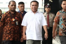 Under escort: Aceh Governor Irwandi Yusuf (center) arrives at the Corruption Eradication Commission (KPK) headquarters in Jakarta on Wednesday, July 4, 2018. Irwandi has been accused of embezzling development funds. JP/ Dhoni Setiawan