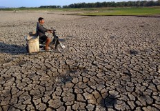 A resident crosses the dried out Gajah Mungkur reservoir in Wuryantoro district, Wonogiri, Central Java. Entering this year’s dry season, several regencies across Central Java have started to suffer from droughts. JP/Ganug Nugroho Adi