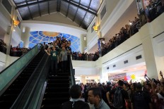 President Joko "Jokowi" Widodo greets residents during his visit to Panakkukang Mall on Jl Boulevard, Makassar, South Sulawesi, on Saturday, July 28, 2018. The President took an opportunity to walk around at the shopping center as sson as he arrived in the city on Saturday afternoon for a two-day working visit, which ended on Sunday. JP/Seto Wardhana