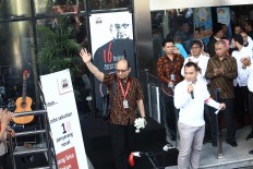Life goes on: Senior investigator with the Corruption Eradication Commission (KPK) Novel Baswedan (left) waves upon arriving at the KPK building in Jakarta on Friday, July 27, 2018. Novel was back at work after spending 16 months recovering from an acid attack in April 2017. JP/ Dhoni Setiawan
