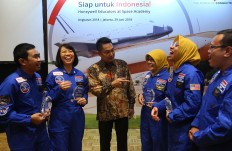 Indonesian teachers and Honeywell Indonesia president director Roy Kosasih (third left) share their excitement in Jakarta on Friday about their recent visit to US Space and Rocket center in Alabama, the United States. Ten science and mathematics teachers from West Java, Central Java, Gorontalo and Maluku underwent a simulation training for astronauts at the space camp from June 21 to 25 under the annual Honeywell Educators at Space Educators scholarship program. JP/Dhoni Setiawan
