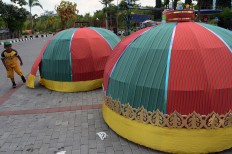 A boy is curious to see lurik made into two big domes. JP/Magnus Hendratmo