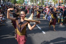 Thousands of people line up along Jl. Pemuda, Klaten, Central Java, to watch the carnival. JP/Magnus Hendratmo