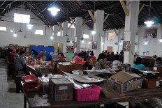 Workers, mostly female, are busy producing cigars at PD Taru Martani in Yogyakarta. JP/Magnus Hendratmo