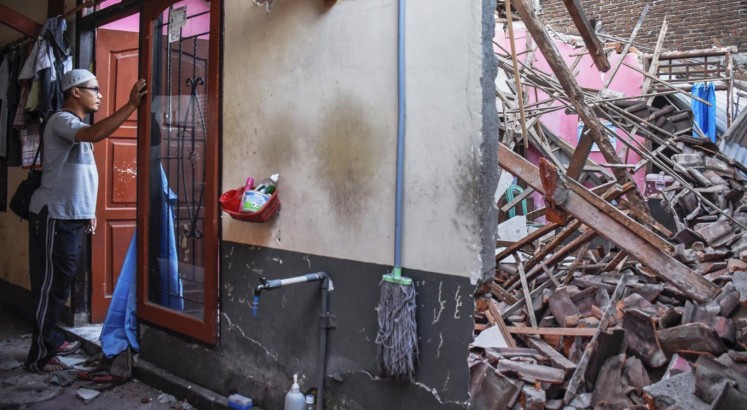 Indonesia quake kills 82, leaves hundreds wounded