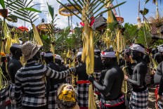 Young men paint their bodies black and white before joining the Ngerebeg ritual at Duur Bingin temple. JP/Agung Parameswara