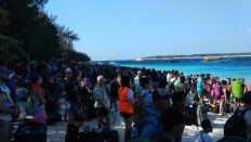 Tourists flock to the beach as they attempt to leave the popular Gili islets following another earthquake on Aug. 6, 2018.  JP/Deddy Haryatmo