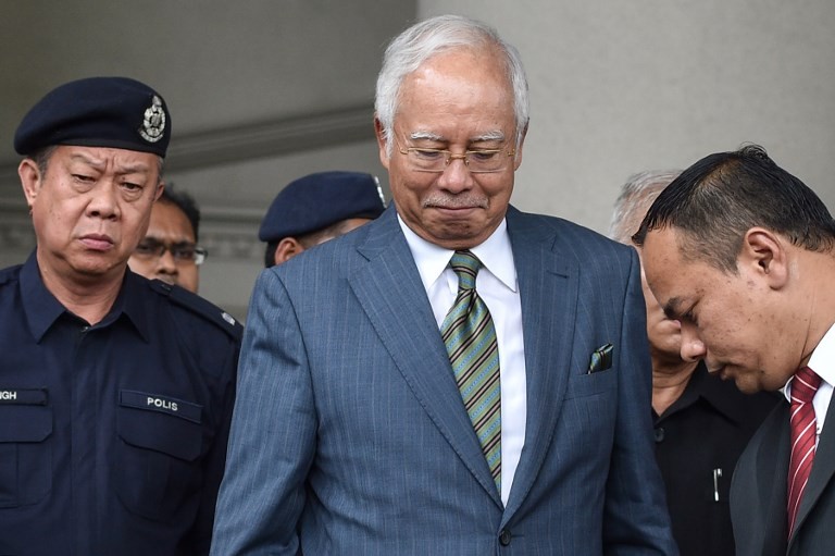 Malaysia's former prime minister Najib Razak (C) reacts as he leaves Duta court complex in Kuala Lumpur on August 8, 2018. Malaysia's former prime minister Najib Razak was hit with new charges on August 8 linked to a multi-billion-dollar financial scandal that contributed to his shock election defeat in May.
Mohd RASFAN / AFP