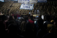 People line up to buy traditional snacks that are rarely made today. JP/Tarko Sudiarno