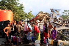 Villagers of  Dompu Indah village in Kayangan district, North Lombok, line up to get fresh water on Thursday Aug. 9, 2018. Clean water is a problem for evacuees in shelters, in addition to medicines and food. JP/Seto Wardhana