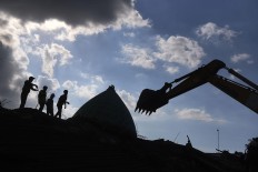 Rescuers search for victims possibly buried under the rubble of Nurul Iman Mosque in Pamenang village, North Lombok. Antara/Zabur Karuru