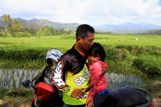All hope lost: A man comforts a little girl in the midst of uncertainty in Lombok as a result of earthquakes that have constantly hit the island since July 29. JP/ Seto Wardhana