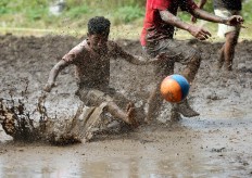 A player kicks the ball to the goal. JP/Boy T. Harjanto