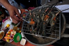 Food treat: A cooking demonstration is held by renowned chef Juna as part of the festival on Malenge Island. JP/ Jerry Adiguna