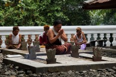 Connecting with the past: Bonokeling tribal community members pray at the Kyai Bonokeling cemetery, which houses the remains of their ancestors. JP/Kukuh Sukmana Hasan Surya