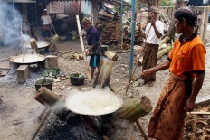 Masterchefs: Male members of the Bonokeling tribal community are in charge of cooking the traditional goat goulash known as becek. JP/Kukuh Sukmana Hasan Surya