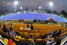 Supporters watch the Indonesia women’s hockey team play against South Korea during the Asian Games at the GBK Hockey Field on Tuesday, Aug. 21. Inasgoc via Antara/ Dhoni Setiawan