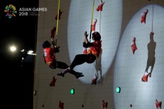 Indonesia's winner Susanti Rahayu Aries (L) celebrates with Indonesia's runner up Puji Lestari (R) during the women's sport climbing speed final at the 2018 Asian Games in Palembang on August.23. JP/Jerry Adiguna