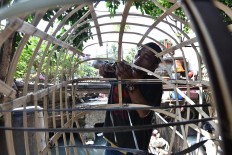 Framework: A craftsman works on the body of an ondel-ondel figure. JP/David Caessarre