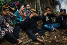 Prayers are accompanied by the rinding gumbeng (a traditional musical instrument made of bamboo). JP/Anggertimur Lanang Tinarbuko