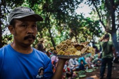 A villager carries food. JP/Anggertimur Lanang Tinarbuko