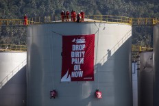 Greenpeace activists try to sabotage Indonesian economy